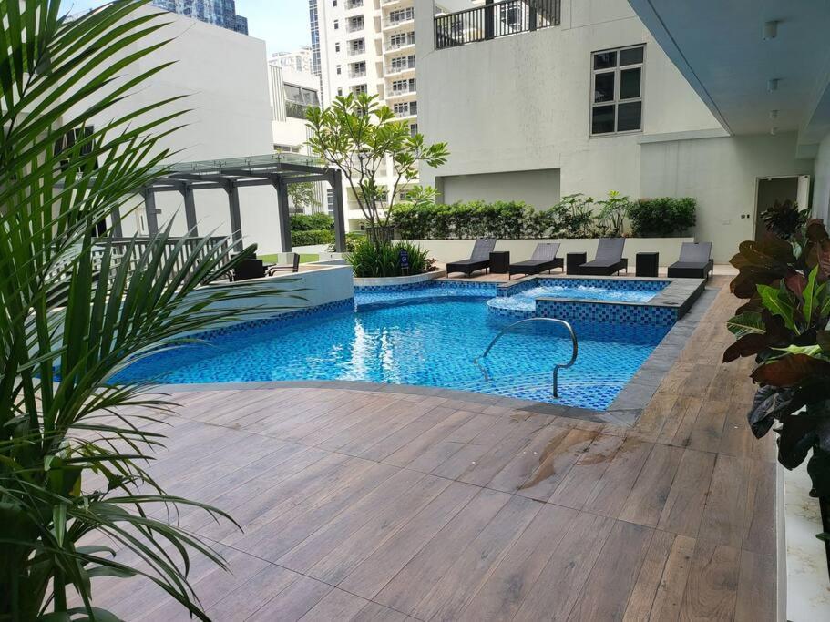 Апартаменты Luxury @ Bgc Sleeps 6 Comfortably Fast Wifi Pool! Манила Экстерьер фото
