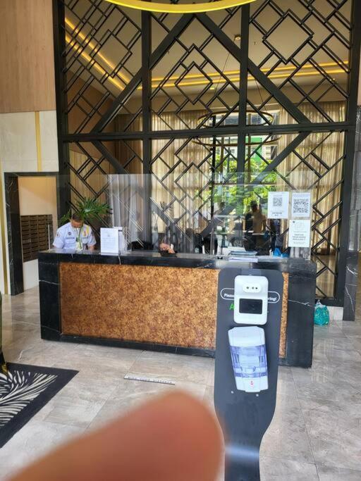 Апартаменты Luxury @ Bgc Sleeps 6 Comfortably Fast Wifi Pool! Манила Экстерьер фото