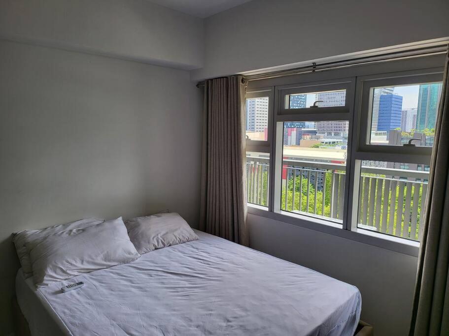 Апартаменты Luxury @ Bgc Sleeps 6 Comfortably Fast Wifi Pool! Манила Экстерьер фото