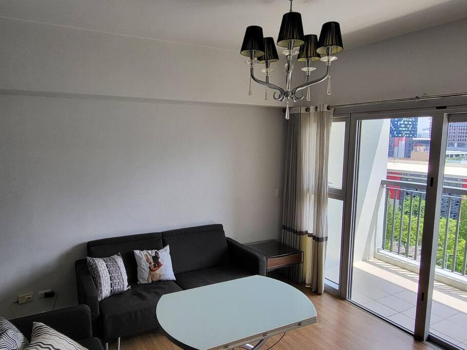 Апартаменты Luxury @ Bgc Sleeps 6 Comfortably Fast Wifi Pool! Манила Экстерьер фото