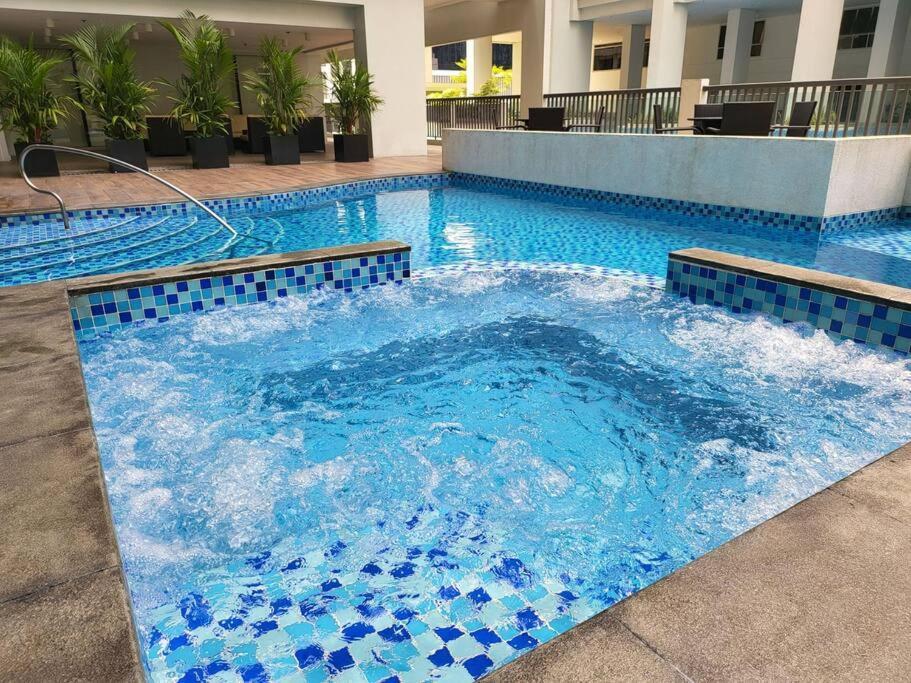 Апартаменты Luxury @ Bgc Sleeps 6 Comfortably Fast Wifi Pool! Манила Экстерьер фото