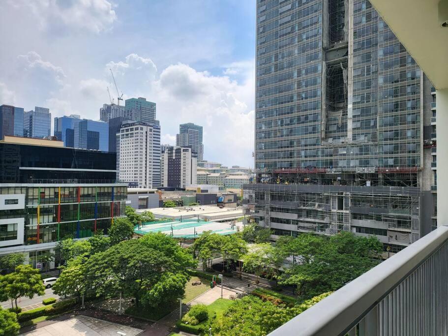 Апартаменты Luxury @ Bgc Sleeps 6 Comfortably Fast Wifi Pool! Манила Экстерьер фото