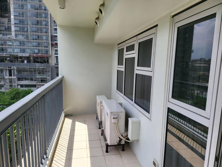 Апартаменты Luxury @ Bgc Sleeps 6 Comfortably Fast Wifi Pool! Манила Экстерьер фото