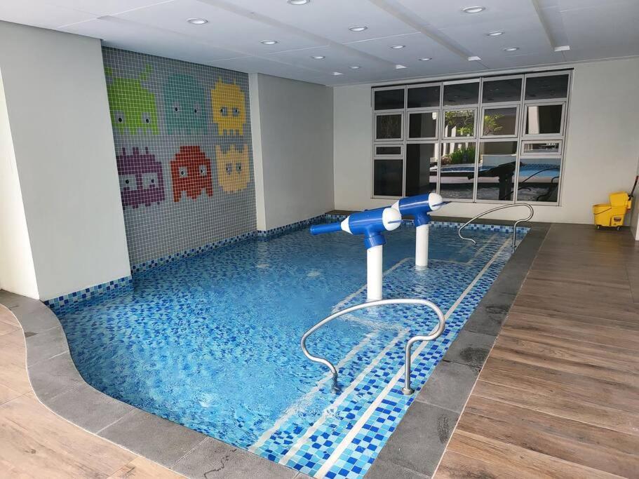 Апартаменты Luxury @ Bgc Sleeps 6 Comfortably Fast Wifi Pool! Манила Экстерьер фото