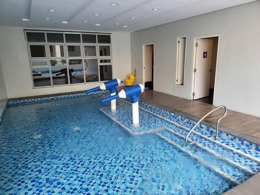 Апартаменты Luxury @ Bgc Sleeps 6 Comfortably Fast Wifi Pool! Манила Экстерьер фото