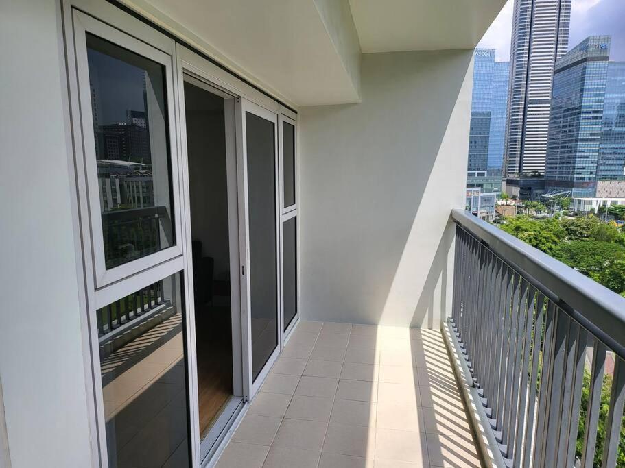 Апартаменты Luxury @ Bgc Sleeps 6 Comfortably Fast Wifi Pool! Манила Экстерьер фото
