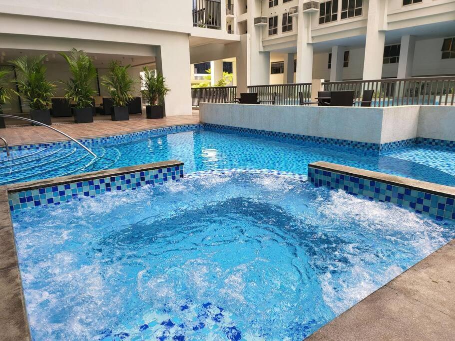 Апартаменты Luxury @ Bgc Sleeps 6 Comfortably Fast Wifi Pool! Манила Экстерьер фото