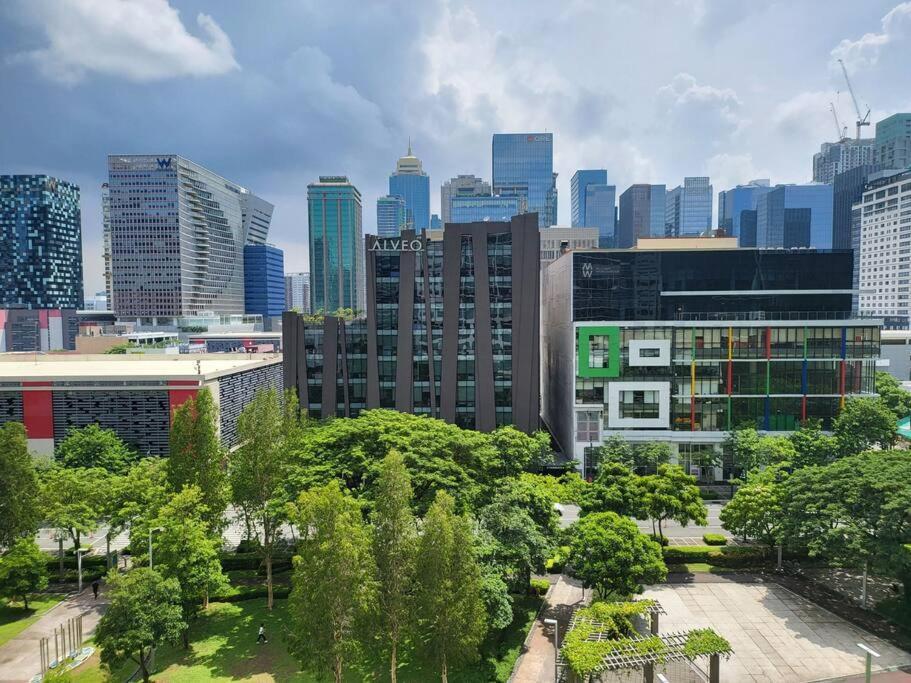 Апартаменты Luxury @ Bgc Sleeps 6 Comfortably Fast Wifi Pool! Манила Экстерьер фото