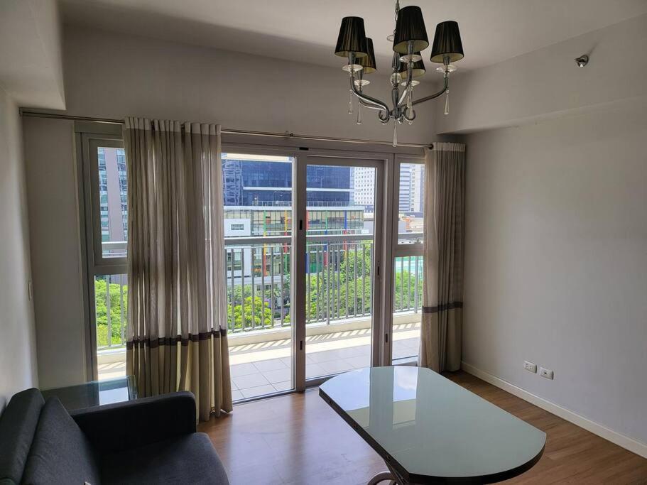 Апартаменты Luxury @ Bgc Sleeps 6 Comfortably Fast Wifi Pool! Манила Экстерьер фото