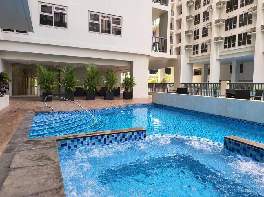 Апартаменты Luxury @ Bgc Sleeps 6 Comfortably Fast Wifi Pool! Манила Экстерьер фото