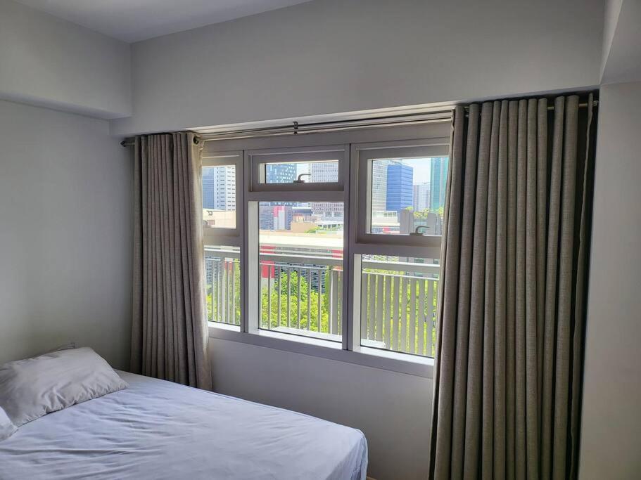 Апартаменты Luxury @ Bgc Sleeps 6 Comfortably Fast Wifi Pool! Манила Экстерьер фото