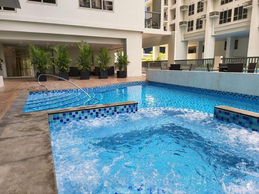 Апартаменты Luxury @ Bgc Sleeps 6 Comfortably Fast Wifi Pool! Манила Экстерьер фото