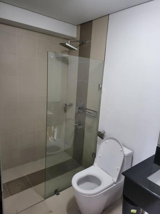 Апартаменты Luxury @ Bgc Sleeps 6 Comfortably Fast Wifi Pool! Манила Экстерьер фото